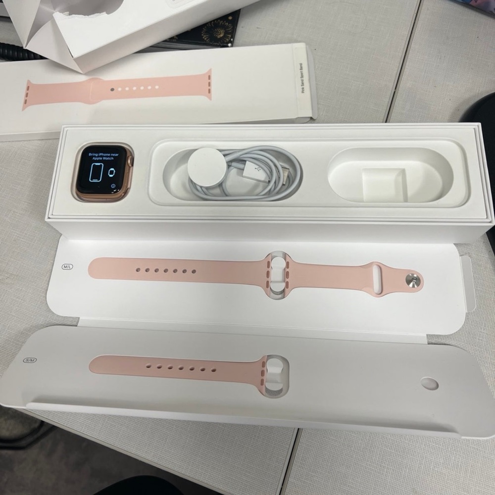 Apple Watch Series 5 40mm Aluminum Gold GPS + Cellular